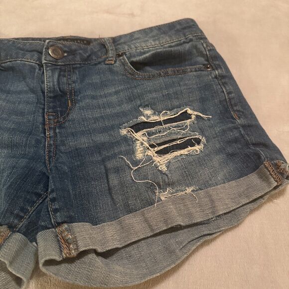 Aeropostale Shorts Womens 8 Midi Distressed Cuffed Midi stretch Denim - Picture 3 of 8